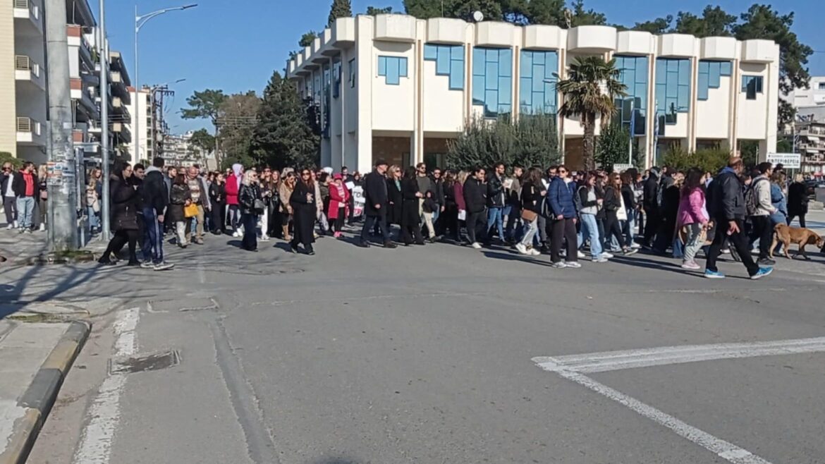 Συγκέντρωση-διαμαρτυρίας-και-πορεία-χιλιάδων-πολιτών-στην-Κομοτηνή-για-το-έγκλημα-των-Τεμπών