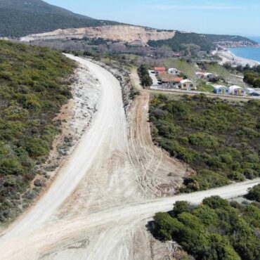 Ο-αντιπεριφερειάρχης-ΠΕ-Ροδόπης,-Μανόλης-Ταπατζάς,-μαζί-με-υπηρεσιακούς-παράγοντες-επισκέφτηκαν-το-έργο-“βελτίωσης-της-οδού-Μαρώνειας-Παραλίας-Πετρωτών-Ορίων-Ν.-Έβρου”-(φωτος)