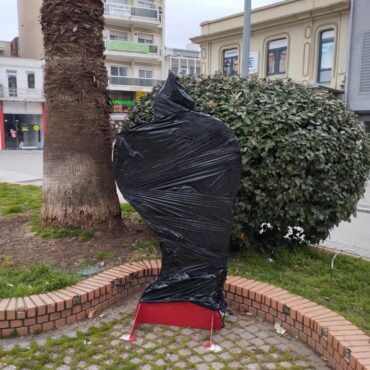 Κομοτηνή:-Εικαστική-παρέμβαση-στην-πλατεία-Ειρήνης-προς-τιμήν-του-…Έρωτα,-από-το-Σύλλογο-Εβριτών-Ν.-Ροδόπης