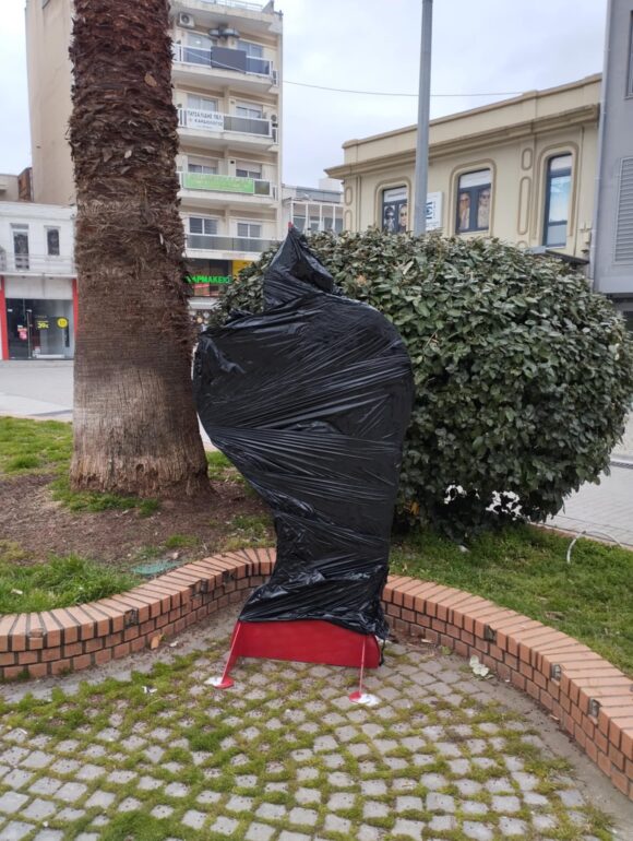 Κομοτηνή:-Εικαστική-παρέμβαση-στην-πλατεία-Ειρήνης-προς-τιμήν-του-…Έρωτα,-από-το-Σύλλογο-Εβριτών-Ν.-Ροδόπης