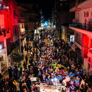 Κομοτηνή-komonparty:-Ξεσήκωσαν-την-πόλη-οι-καρναβαλιστές-της-βραδυνής-αποκριάτικης-παρέλασης-(φωτος)
