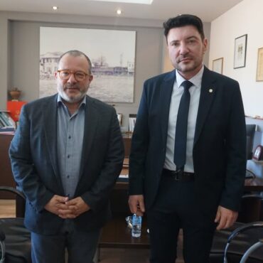 Το-Δήμαρχο-Κομοτηνής-επισκέφτηκε-ο-Επίτιμος-Πρόξενος-της-Ουρουγουάης-στη-Θεσσαλονίκη,-Δρ-Χρήστος-Καζαντζής.
