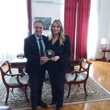 Συνάντηση-του-Δημάρχου-Μαρώνειας-Σαπών-στη-Θεσ/νίκη-με-τη-συντονίστρια-του-Γραφείου-του-πρωθυπουργού,-για-τη-στήριξη-του-Δήμου