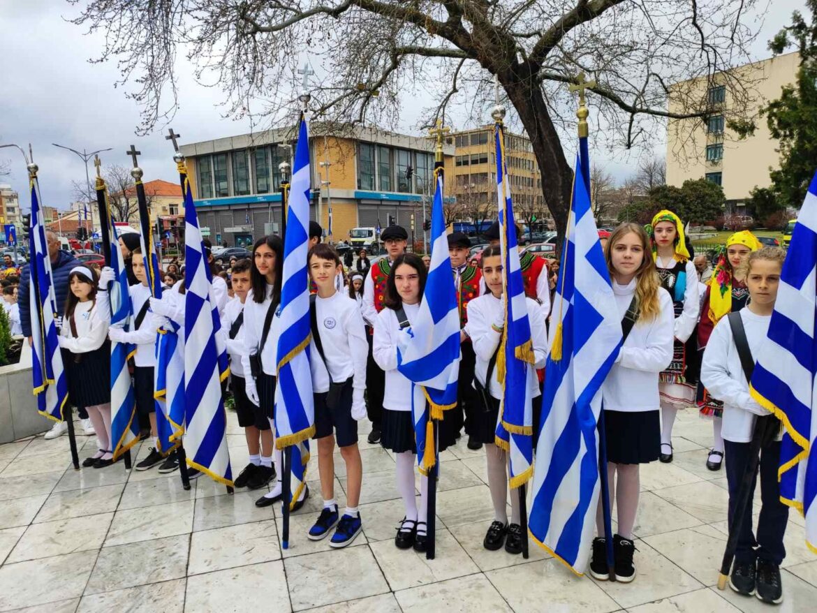 Κατάθεση-στεφάνων-στο-Ηρώο-από-τη-μαθητιώσα-νεολαία-της-Κομοτηνής-(φωτος)