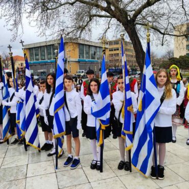 Κατάθεση-στεφάνων-στο-Ηρώο-από-τη-μαθητιώσα-νεολαία-της-Κομοτηνής-(φωτος)