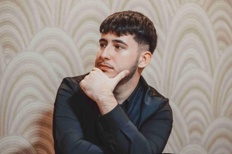 «Μείνε-μακριά»:-Κυκλοφόρησε-το-νέο-single-του-Μάριου-Τσιλιγιάννη-–-Το-μήνυμά-του-για-τον-αείμνηστο-Παντελή-Παντελίδη