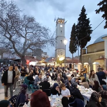 Γεύμα-(Ιφτάρ)-παρέθεσε-η-ΔΕΜΠ-Κομοτηνής-στο-Γιενί-Τζαμί-της-πόλης-(φωτος)