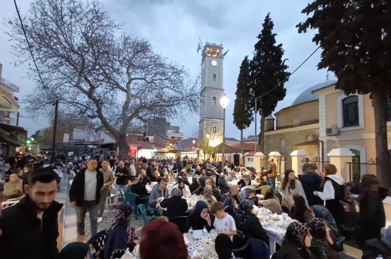Γεύμα-(Ιφτάρ)-παρέθεσε-η-ΔΕΜΠ-Κομοτηνής-στο-Γιενί-Τζαμί-της-πόλης-(φωτος)