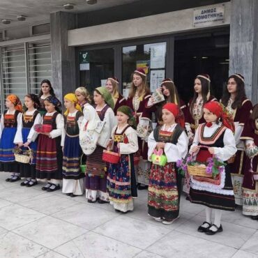 tα-κάλαντα-του-Λαζάρου-τραγούδησαν-τα-παιδιά-του-ΜΟΚ-Κομοτηνής,-σε-τοπικούς-φορείς-και-στα-σοκάκια-της-πόλης-(φωτος)