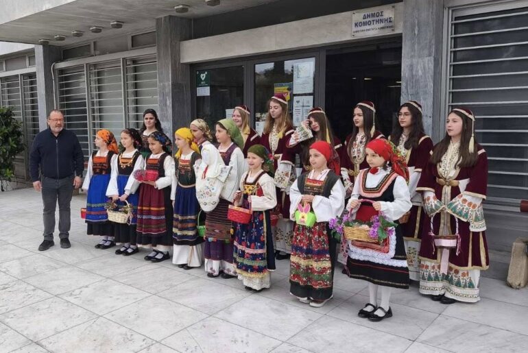 tα-κάλαντα-του-Λαζάρου-τραγούδησαν-τα-παιδιά-του-ΜΟΚ-Κομοτηνής,-σε-τοπικούς-φορείς-και-στα-σοκάκια-της-πόλης-(φωτος)