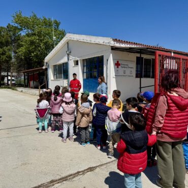 Μια-ξεχωριστή-επίσκεψη-από-μικρούς-μαθητές-στην-επιχειρησιακή-βάση-του-Ελληνικού-Ερυθρού-Σταυρού-ΠΤ.-Κομοτηνής