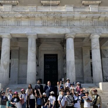 Επίσκεψη-του-Διαπολιτισμικού-Σχολείου-Ιάσμου-στη-Βουλή-των-Ελλήνων-(φωτος)
