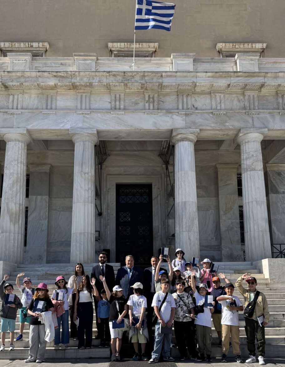Επίσκεψη-του-Διαπολιτισμικού-Σχολείου-Ιάσμου-στη-Βουλή-των-Ελλήνων-(φωτος)