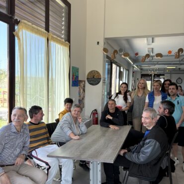 Κομοτηνή:-Επίσκεψη-μελών-του-Συλλόγου-των-Εν-Θράκη-Διαβιούντων-Σαρακατσαναίων,-στο-Σύλλογο-Μέριμνας-Ατόμων-με-Αναπηρίες-Ν.-Ροδόπης-“αξίΖΩ”