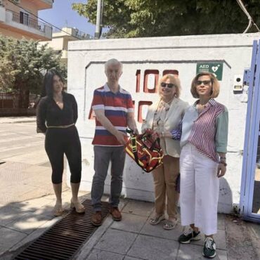 Δωρεά-ενός-ομαδικού-φαρμακείου-πρώτων-βοηθειών-στο-10ο-Δημοτικό-Σχολείο-Κομοτηνής,-από-το-ΠΤΚ-του-Ελληνικού-Ερυθρού-Σταυρού