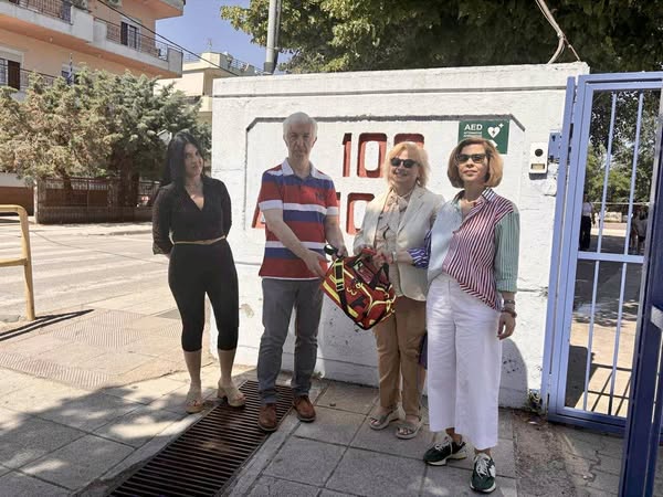 Δωρεά-ενός-ομαδικού-φαρμακείου-πρώτων-βοηθειών-στο-10ο-Δημοτικό-Σχολείο-Κομοτηνής,-από-το-ΠΤΚ-του-Ελληνικού-Ερυθρού-Σταυρού