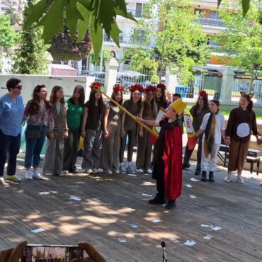 Εντυπωσίασε-η-θεατρική-παράσταση-“Ο-Μικρός-Πρίγκιπας”-που-ανέβασε-το-Καλλιτεχνικό-Γυμνάσιο-Κομοτηνής-στον-αύλειο-χώρο-της-Δημοτικής-Βιβλιοθήκης-(φωτος)