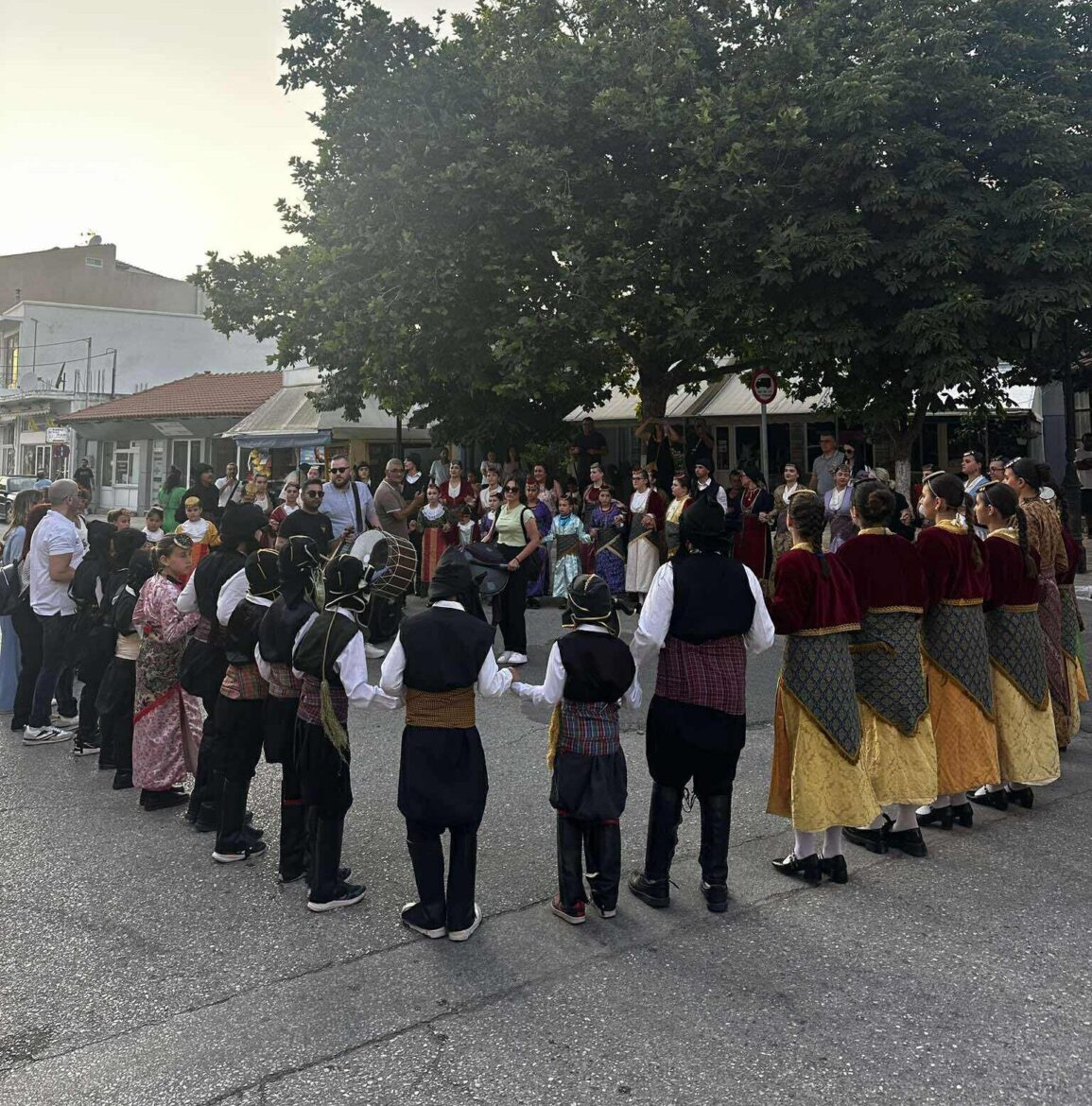 Με-μεγάλη-επιτυχία-ολοκληρώθηκε-το-Παιδικό-Εφηβικό-Φεστιβάλ-Παραδοσιακών-Χορών-στις-Σάπες,-από-το-Δήμο-Μαρώνειας-Σαπών