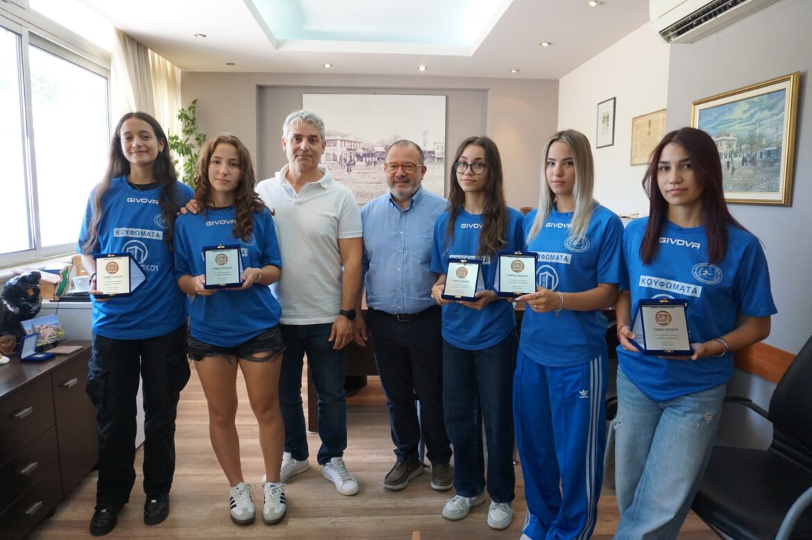Πέντε-αθλήτριες-taekwon-do-βράβευσε-ο-Δήμαρχος-Κομοτηνής