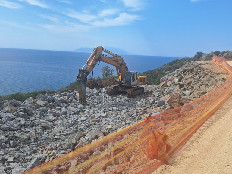 Σε-εξέλιξη-το-έργο-κατασκευής-παραλιακού-δρόμου-Δικέλλων-–-Μαρώνειας-από-την-ΠΑΜΘ-(φωτος)