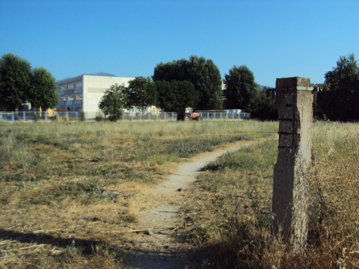 Κάποτε-η-έκταση-αυτή-ήταν-γήπεδο-ποδοσφαίρου,-όμως-απαγορεύτηκε-με-Δικαστική-απόφαση!…