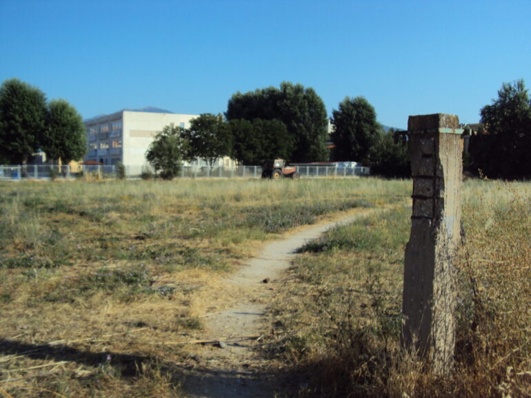 Κάποτε-η-έκταση-αυτή-ήταν-γήπεδο-ποδοσφαίρου,-όμως-απαγορεύτηκε-με-Δικαστική-απόφαση!…
