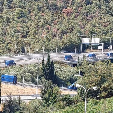 Οι-παράτυποι-μετανάστες-που-εντοπίστηκαν-στο-νέο-λιμάνι-της-Καβάλας-μεταφέρθηκαν-στη-δομή-φιλοξενίας-κλειστού-τύπου-στις-Σέρρες.