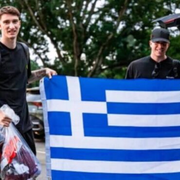 Στις-ΗΠΑ-ο-Νεοκλής-Αβδάλας-με-τον-αδερφό-του-Γιάννο-κρατώντας-την-ελληνική-σημαία!