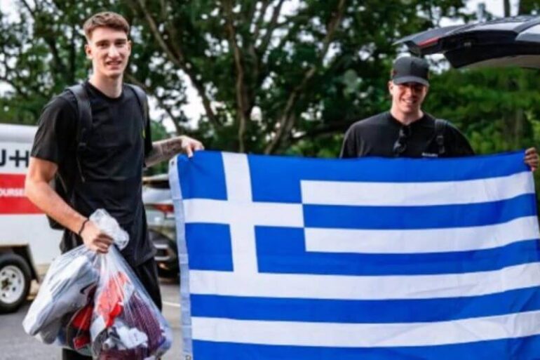 Στις-ΗΠΑ-ο-Νεοκλής-Αβδάλας-με-τον-αδερφό-του-Γιάννο-κρατώντας-την-ελληνική-σημαία!