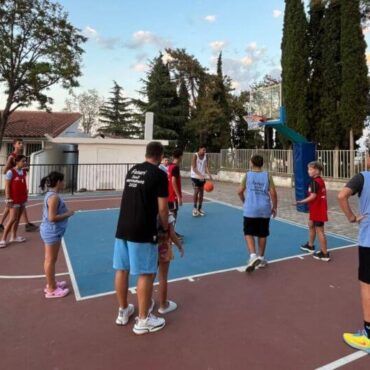 Παιδιά-και-μεγάλοι-έπαιξαν-στο-πρώτο-τουρνουά-μπάσκετ-3Χ3-στο-γήπεδο-του-δημοτικού-σχολείου-Φαναρίου