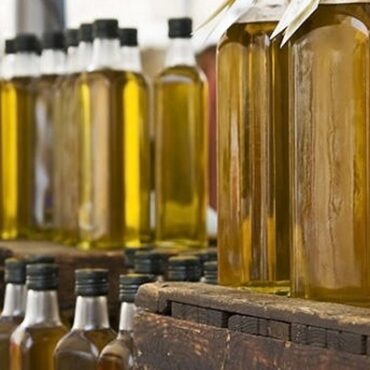 Πέφτουν-οι-τιμές-του-ελαιόλαδου-έως-και-6,5-ευρώ-το-λίτρο-–-Πόσο-θα-το-αγοράζουμε