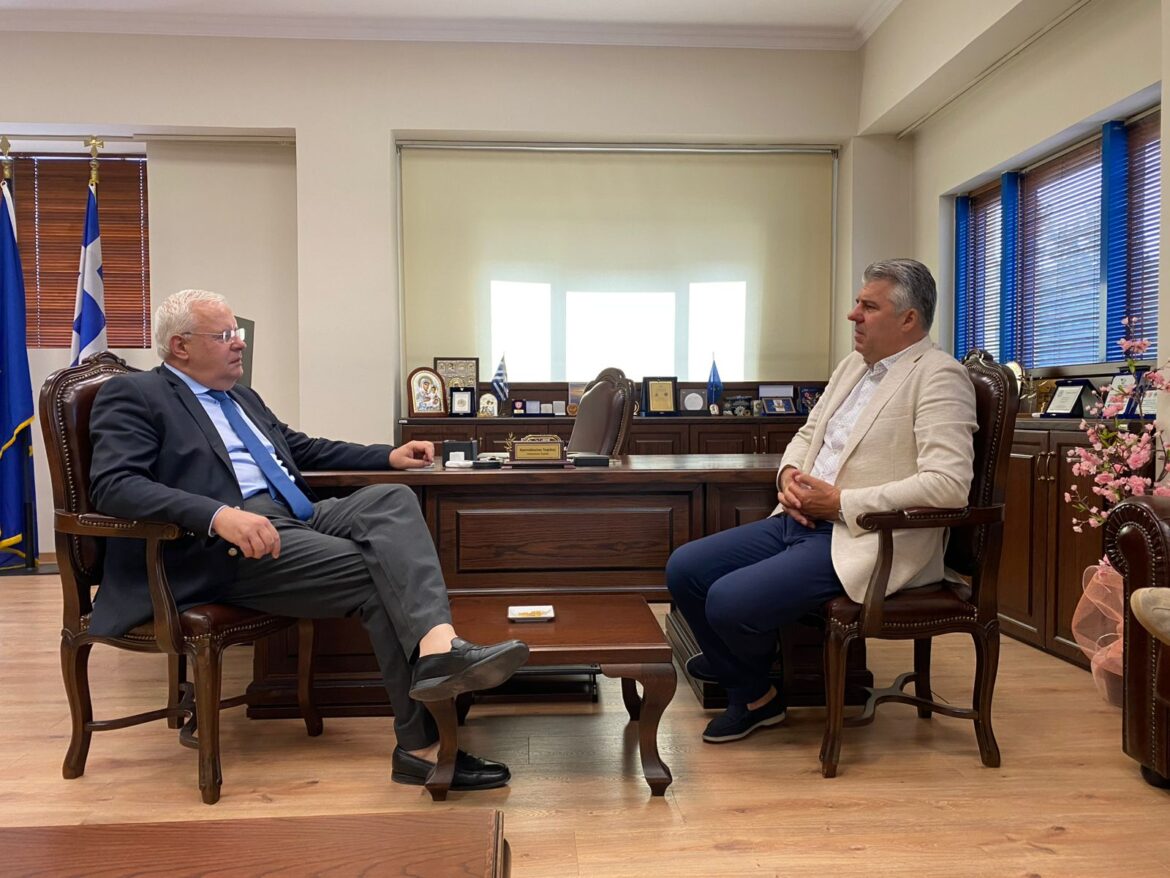 Συνάντηση-Ιλχάν-Αχμέτ-–-Χριστόδουλου-Τοψίδη-στην-έδρα-της-Περιφέρειας-ΑΜ-Θ