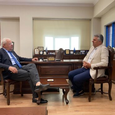 Συνάντηση-Ιλχάν-Αχμέτ-–-Χριστόδουλου-Τοψίδη-στην-έδρα-της-Περιφέρειας-ΑΜ-Θ