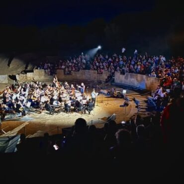 Στο-Αρχαίο-Θέατρο-Μαρώνειας-πραγματοποιήθηκε-η-Συμφωνική-Συναυλία-της-Ορχήστρας-Φοιτητών-της-Τυβίγγης