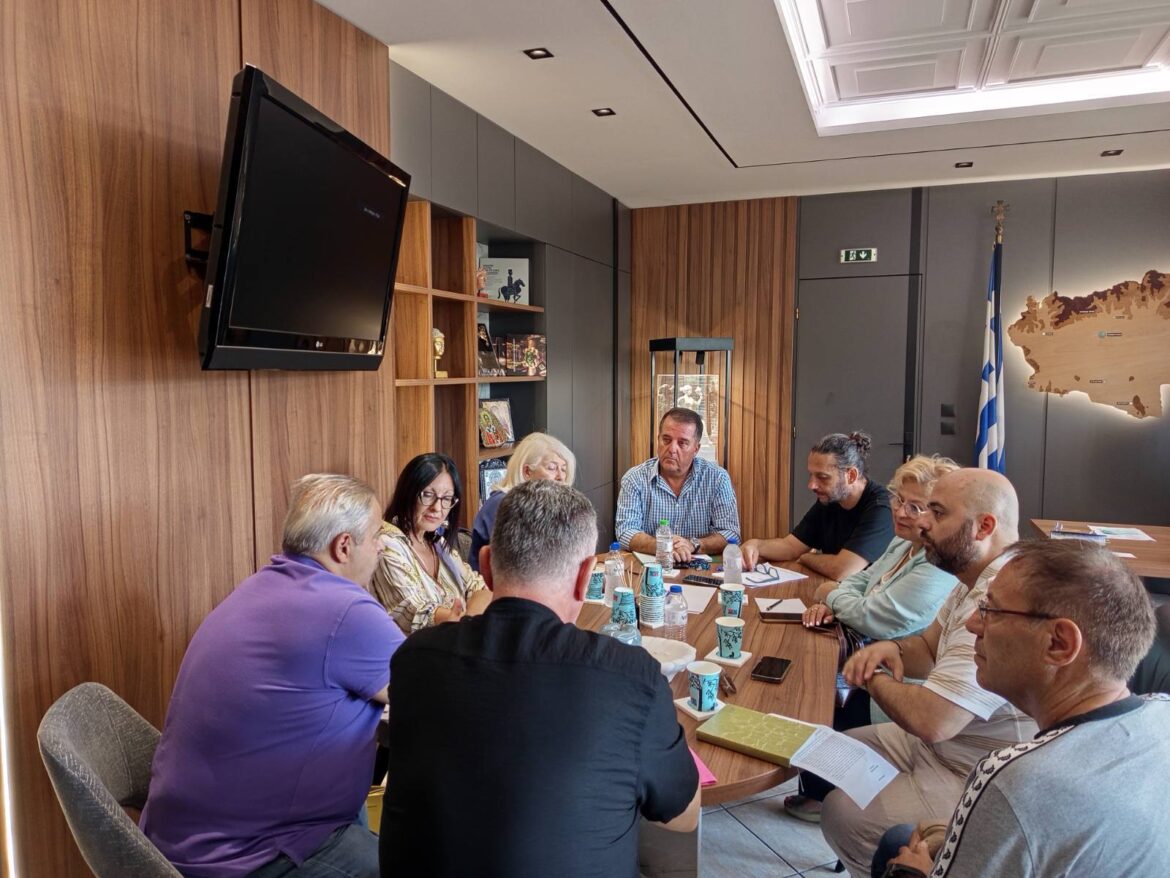 Σύσκεψη-αντιπεριφερειάρχη-ΠΕ-Ροδόπης,-Μανόλη-Ταπατζά,-για-τη-μεταφορά-μαθητών-ενόψει-της-έναρξης-της-νέας-σχολικής-χρονιάς