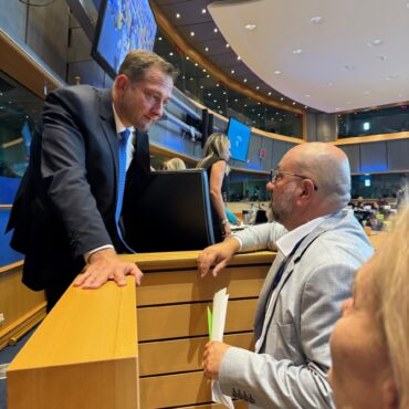 Σάκης-Αρναούτογλου-προς-Επίτροπο-Χάνσεν:-Στηρίξτε-τους-Έλληνες-κτηνοτρόφους-γιατί-η-Κυβέρνηση-τους-άφησε-στο-χείλος-του-γκρεμού