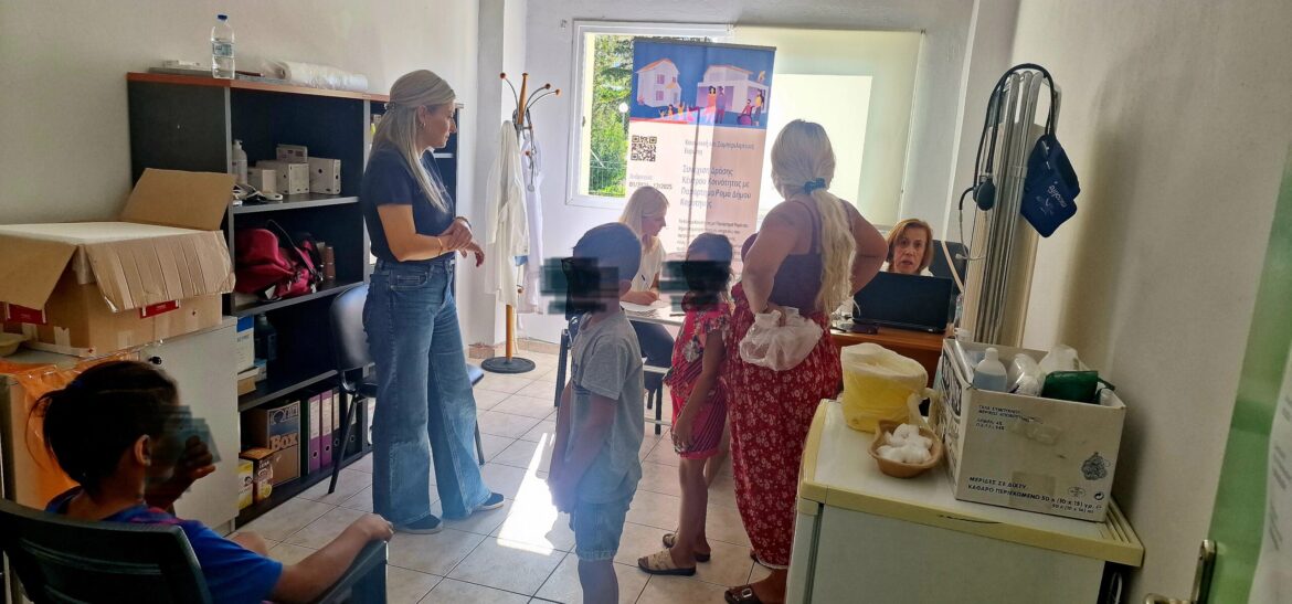 Παιδιατρική-Εξέταση-και-Εμβολιασμός-για-παιδιά-Ρομά-της-περιοχής-“Αλάν-Κογιού”