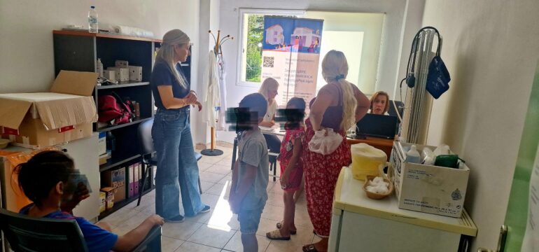 Παιδιατρική-Εξέταση-και-Εμβολιασμός-για-παιδιά-Ρομά-της-περιοχής-“Αλάν-Κογιού”