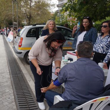 Μετρήσεις-υγείας-στην-πλατεία-Ειρήνης-Κομοτηνής-από-το-πρόγραμμα-«Βοήθεια-στο-σπίτι»