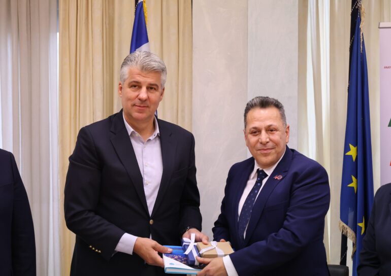 Υπογραφή-μνημονίου-συνεργασίας-μεταξύ-Περιφέρειας-ΑΜΘ,-ΕΚΑΒ-και-Περιφερειακής-Διεύθυνσης-Εκπαίδευσης
