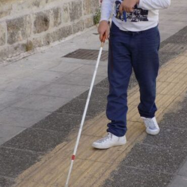 «Το-λευκό-μπαστούνι-συμβολίζει-αξιοπρέπεια,-όχι-αναπηρία»-–-Το-μήνυμα-της-Περιφερειακής-Ένωσης-Τυφλών-Θράκης