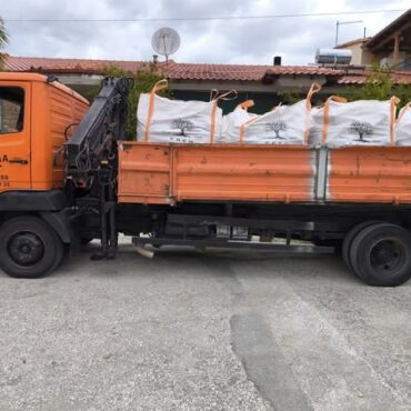 Η-ενορία-του-Αγίου-Κοσμά-του-Αιτωλού-Κομοτηνής,-ενόψει-του-χειμώνα-προμηθεύει-με-ξύλα-τις-οικογένειες-που-έχουν-ανάγκη