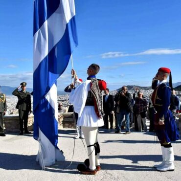 Ένας-Θρακιώτης-εύζωνας-ύψωσε-την-ελληνική-σημαία-στην-Ακρόπολη-κατά-τους-εορτασμούς-απελευθέρωσης-της-Αθήνας-από-τα-γερμανικά-στρατεύματα-κατοχής
