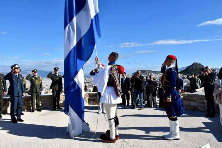 Ένας-Θρακιώτης-εύζωνας-ύψωσε-την-ελληνική-σημαία-στην-Ακρόπολη-κατά-τους-εορτασμούς-απελευθέρωσης-της-Αθήνας-από-τα-γερμανικά-στρατεύματα-κατοχής