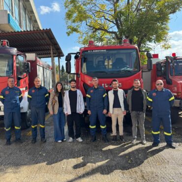 Βράβευση-εταιρίας-στην-Κομοτηνή-από-την-Πυροσβεστική-Υπηρεσία,-για-την-προσφορά-ελαστικών-σε-πυροσβεστικό-όχημα