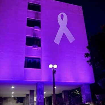 Κομοτηνή:-Φωτίστηκε-και-φέτος-το-κτίριο-της-ΠΕ-Ροδόπης-για-την-Παγκόσμια-Ημέρα-κατά-του-Καρκίνου-του-Μαστού