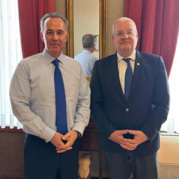 Συνάντηση-Ιλχάν-Αχμέτ-με-τον-Έλληνα-πρέσβη-στην-Κωνσταντινούπολη