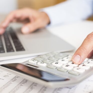 Ποιες-είναι-οι-νέες-ασφαλιστικές-εισφορές-σε-ελεύθερους-επαγγελματίες-και-αγρότες