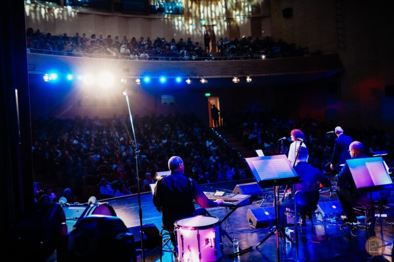 Μέγαρο-Μουσικής-Κομοτηνής:-Μεγάλη-επιτυχία-σημείωσε-η-συναυλία-αφιέρωμα-στα-100-χρόνια-από-τη-γέννηση-του-Μίκη-Θεοδωράκη,-με-τίτλο-“Με-των-άστρων-τη-μουσική”-(φωτος)