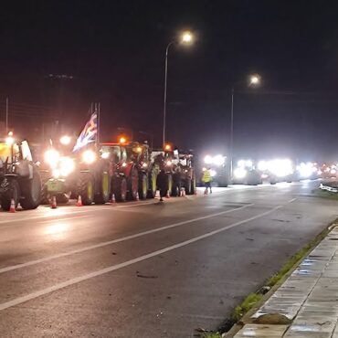 Αλεξανδρούπολη:-Απέκλεισαν-το-αεροδρόμιο-αγρότες-με-τρακτέρ-–-Το-μήνυμα-για-την-επίσκεψη-Μητσοτάκη-(Βίντεο)
